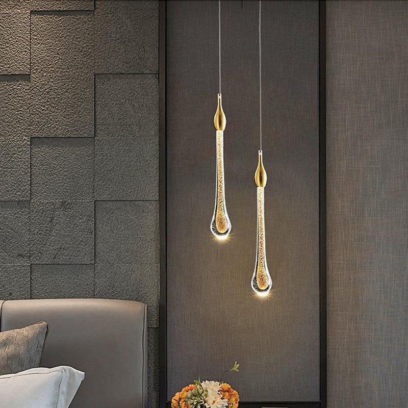 Szklana lampa wisząca ze złotą metalową oprawą i zintegrowanym oświetleniem LED – skandynawski design do jadalni, salonu i kuchni | Sansoti