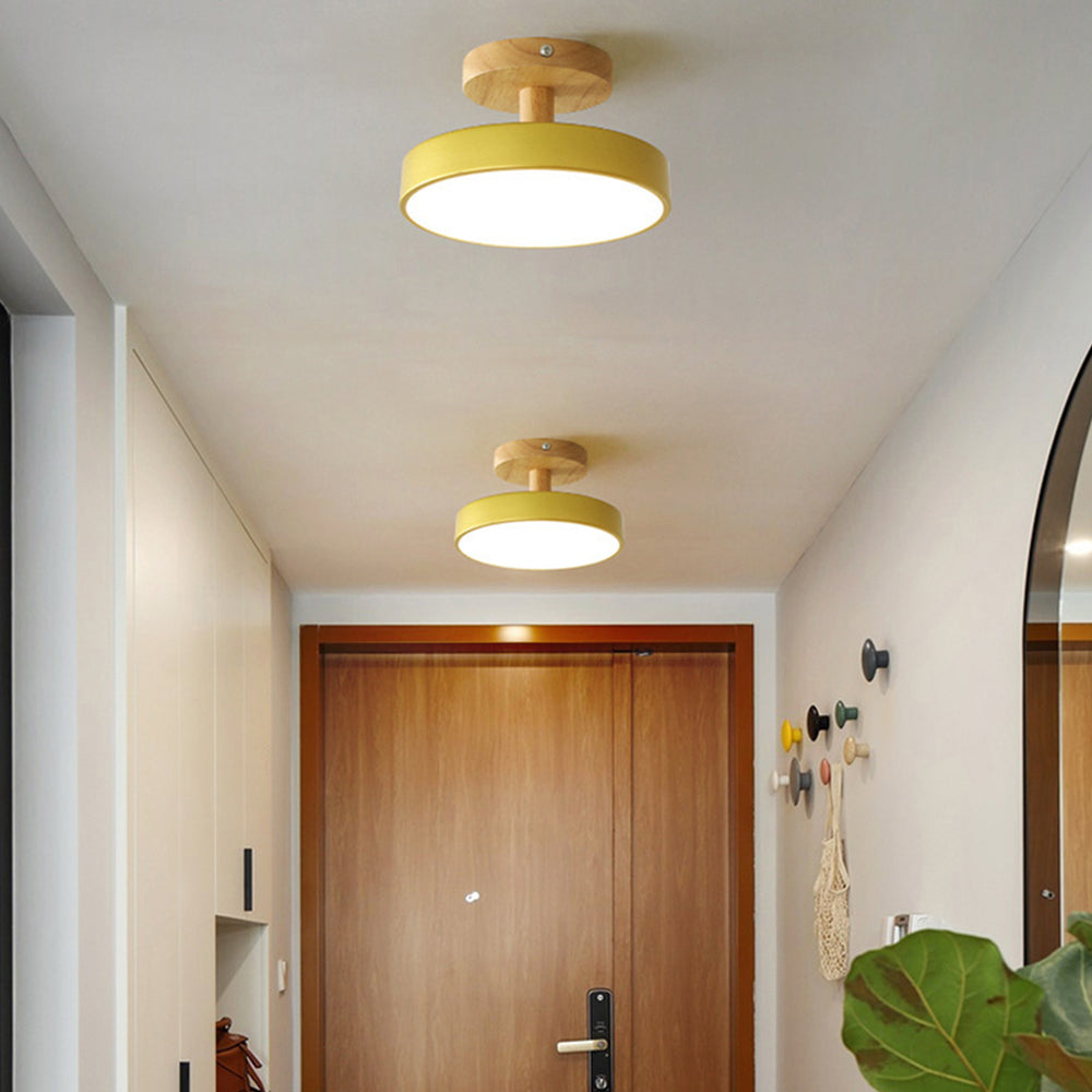 Plafón de madera natural y pantalla en tonos pastel | Diseño escandinavo moderno para dormitorio y salón | Sansoti