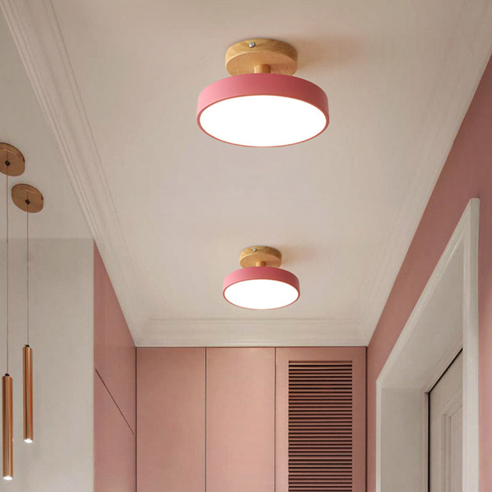 Plafón de madera natural y pantalla en tonos pastel | Diseño escandinavo moderno para dormitorio y salón | Sansoti