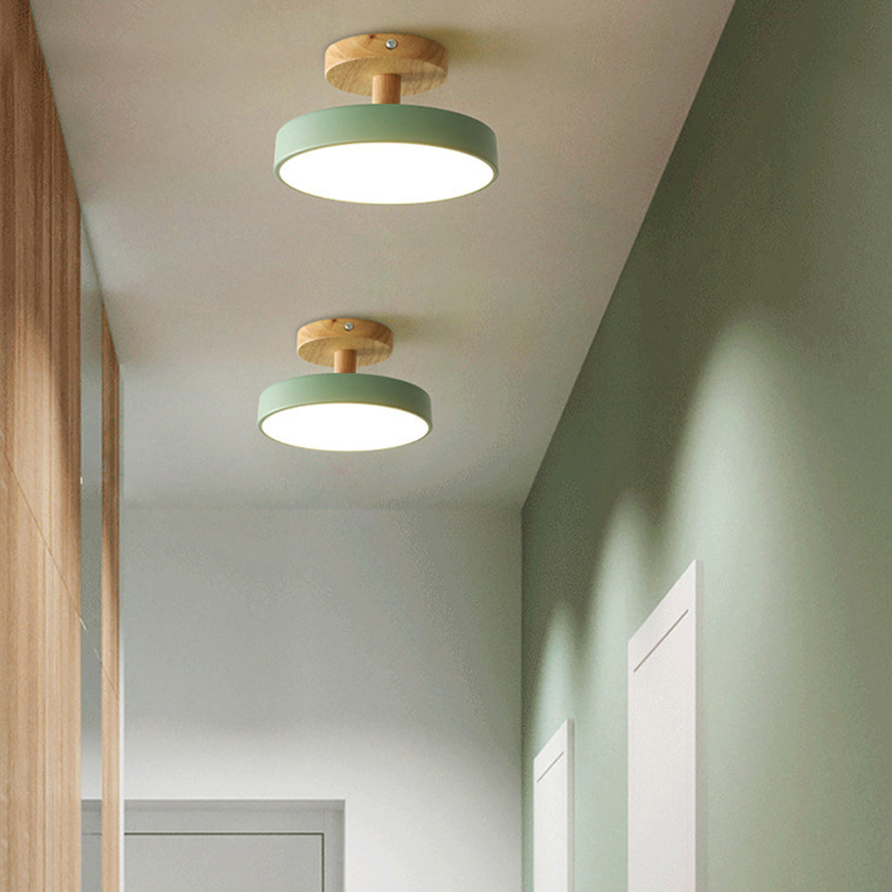 Plafón de madera natural y pantalla en tonos pastel | Diseño escandinavo moderno para dormitorio y salón | Sansoti