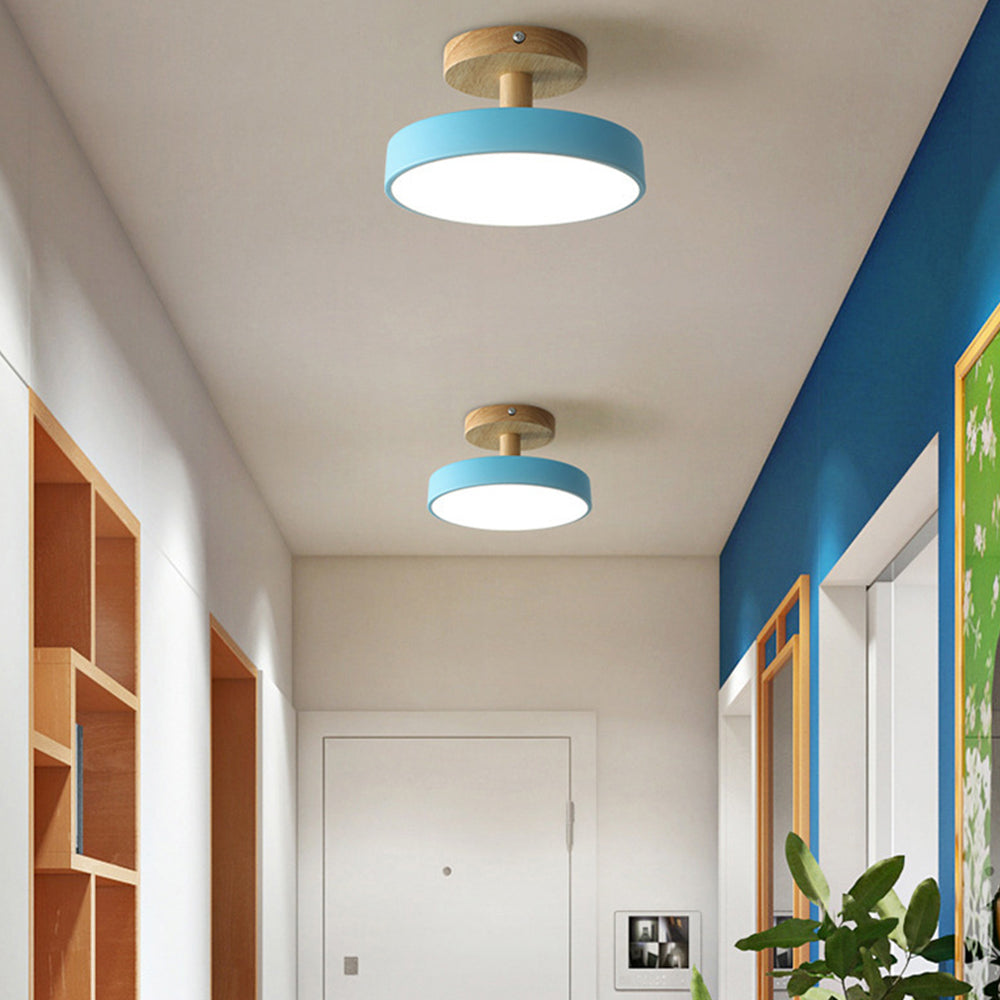 Plafón de madera natural y pantalla en tonos pastel | Diseño escandinavo moderno para dormitorio y salón | Sansoti