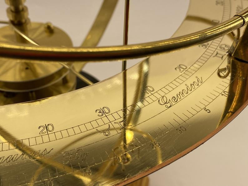 Mechanisch Zonnestelsel Model Messing Halfedelstenen 9 Planeten 28 Manen Eikenhouten Basis Bewegend Decoratief | Sansoti