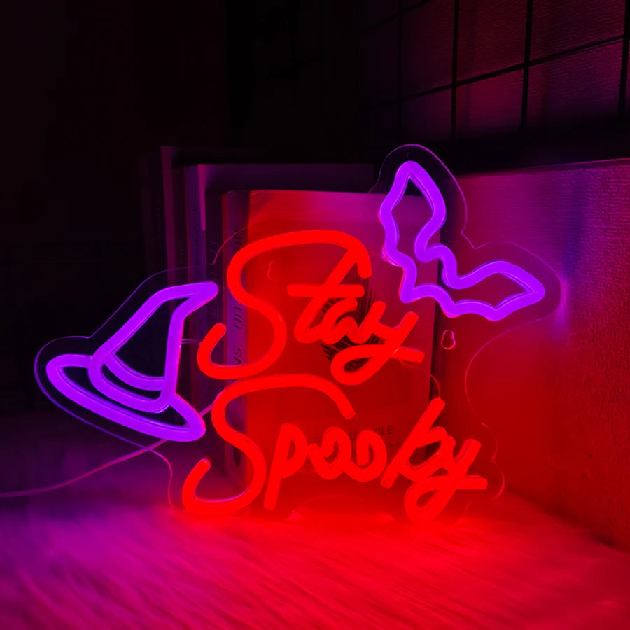 Halloweenowy neon LED z nietoperzami – fioletowo-pomarańczowe oświetlenie ścienne do dekoracji, tworzące świąteczną atmosferę Halloween | Sansoti