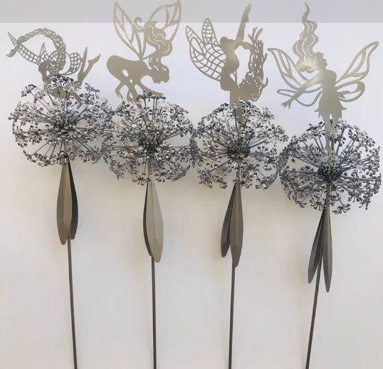 Feen-Gartenwindspiel mit Löwenzahn – Windspinner-Gartendekoration, 25 cm – Eisenerdspieß mit drehender Feenfigur und Löwenzahnblüten – Wetterfeste Gartendekoration für Blumenbeete und Wege | Sansoti