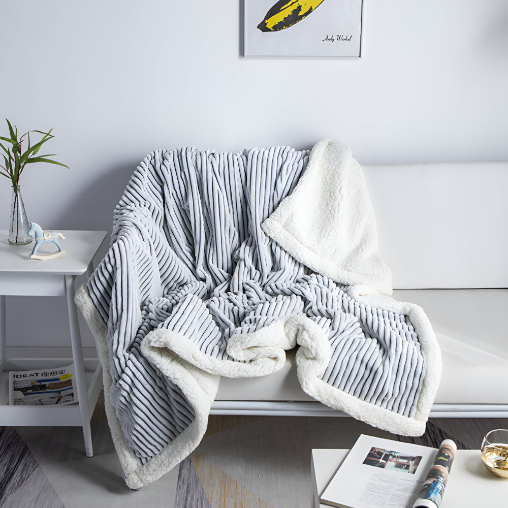Doppelseitige Sherpa-Fleece-Decke mit Streifenmuster 150x200 cm aus Mikrofaser - warm, weich und komfortabel, Wohnzimmer | Sansoti