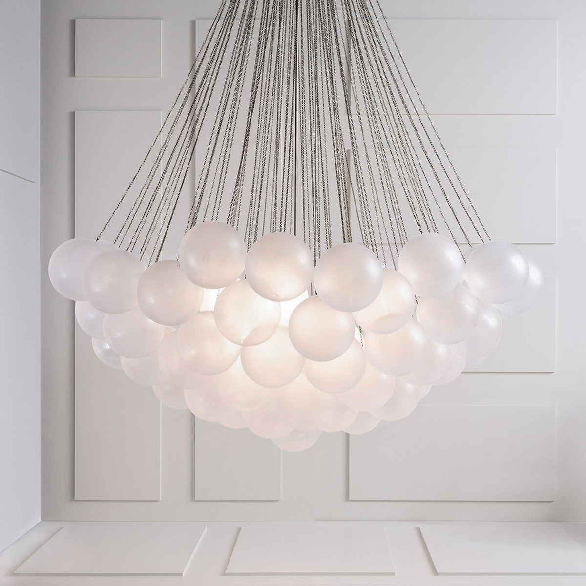 Handgefertigter gläserner Kugel-Kandelaber mit natürlicher Lichtstreuung – Elegante Glastechnik des 19. Jahrhunderts für eine warme Atmosphäre | Sansoti