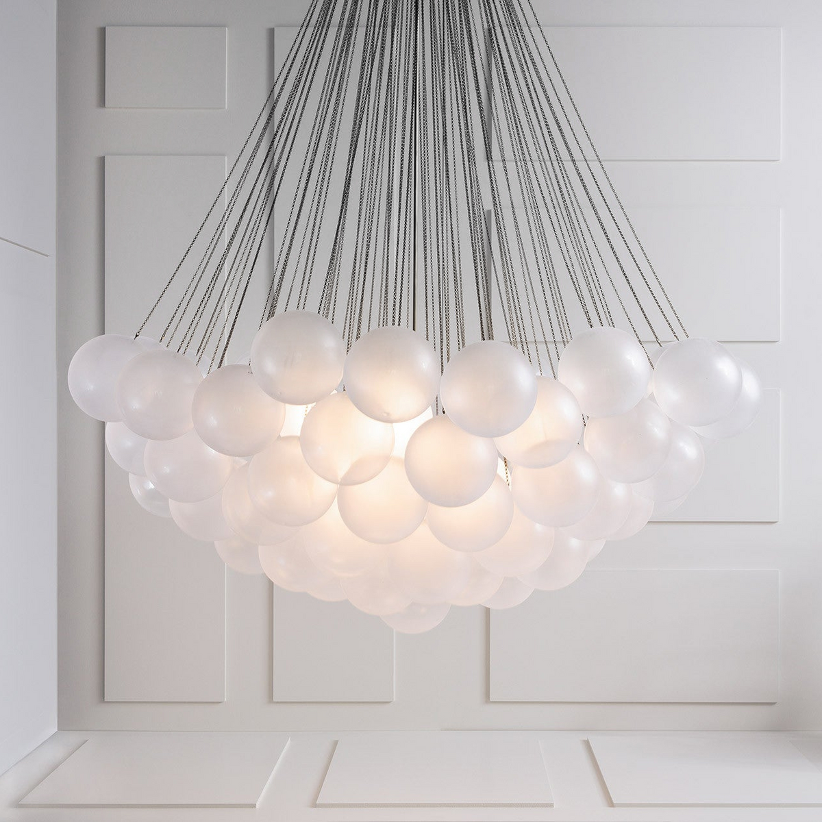 Handgefertigter gläserner Kugel-Kandelaber mit natürlicher Lichtstreuung – Elegante Glastechnik des 19. Jahrhunderts für eine warme Atmosphäre | Sansoti