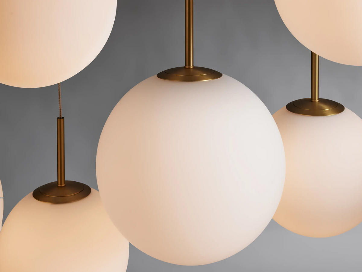 Moderner linearer Kronleuchter mit Glaskugeln und LED-Beleuchtung für Esszimmer und Wohnzimmer, Pendelleuchte über dem Esstisch | Sansoti