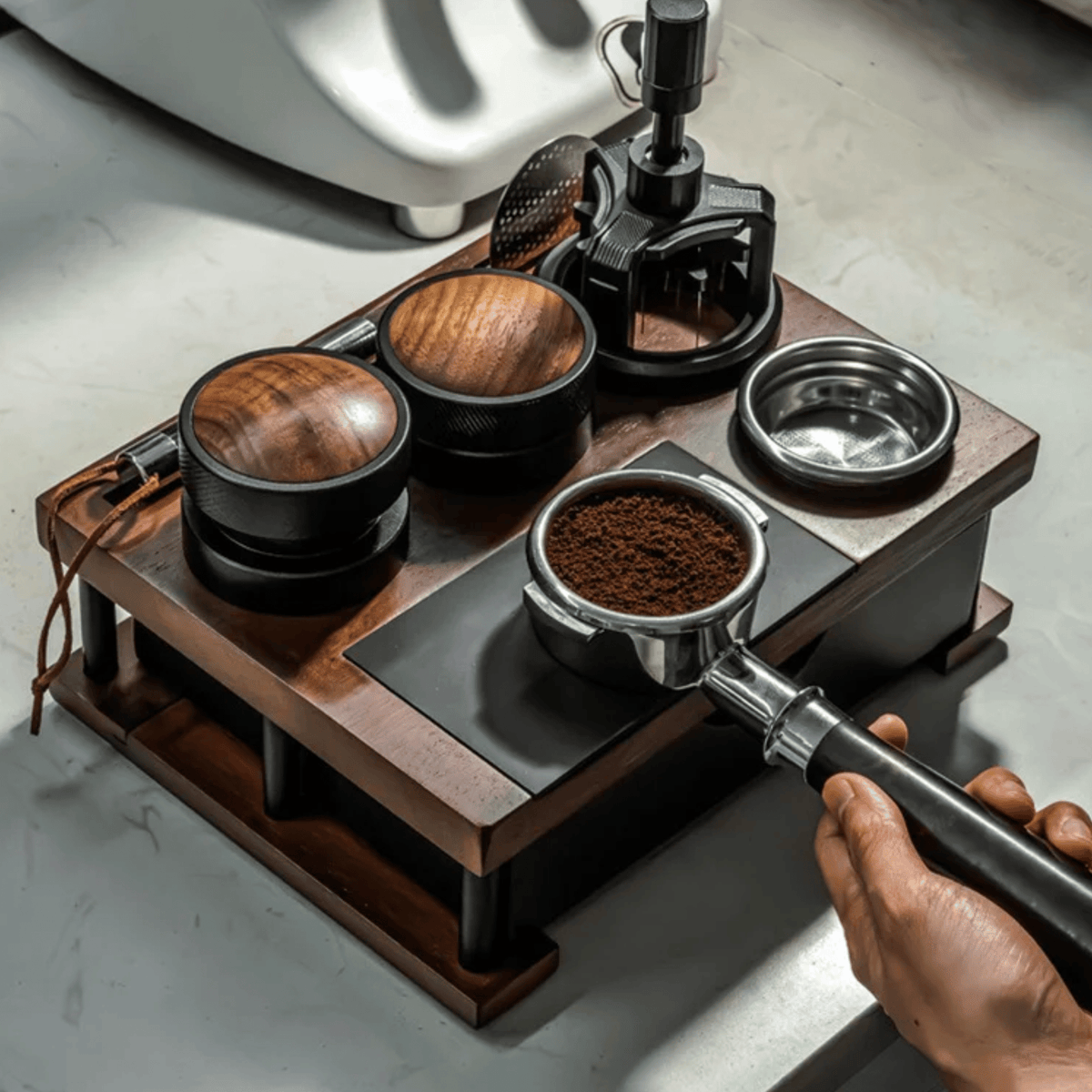 Espresso-Arbeitsstation aus Holz mit Tamperhalter und Schublade zur Kaffeeorganisation für Zuhause Barista-Zubehör | Sansoti