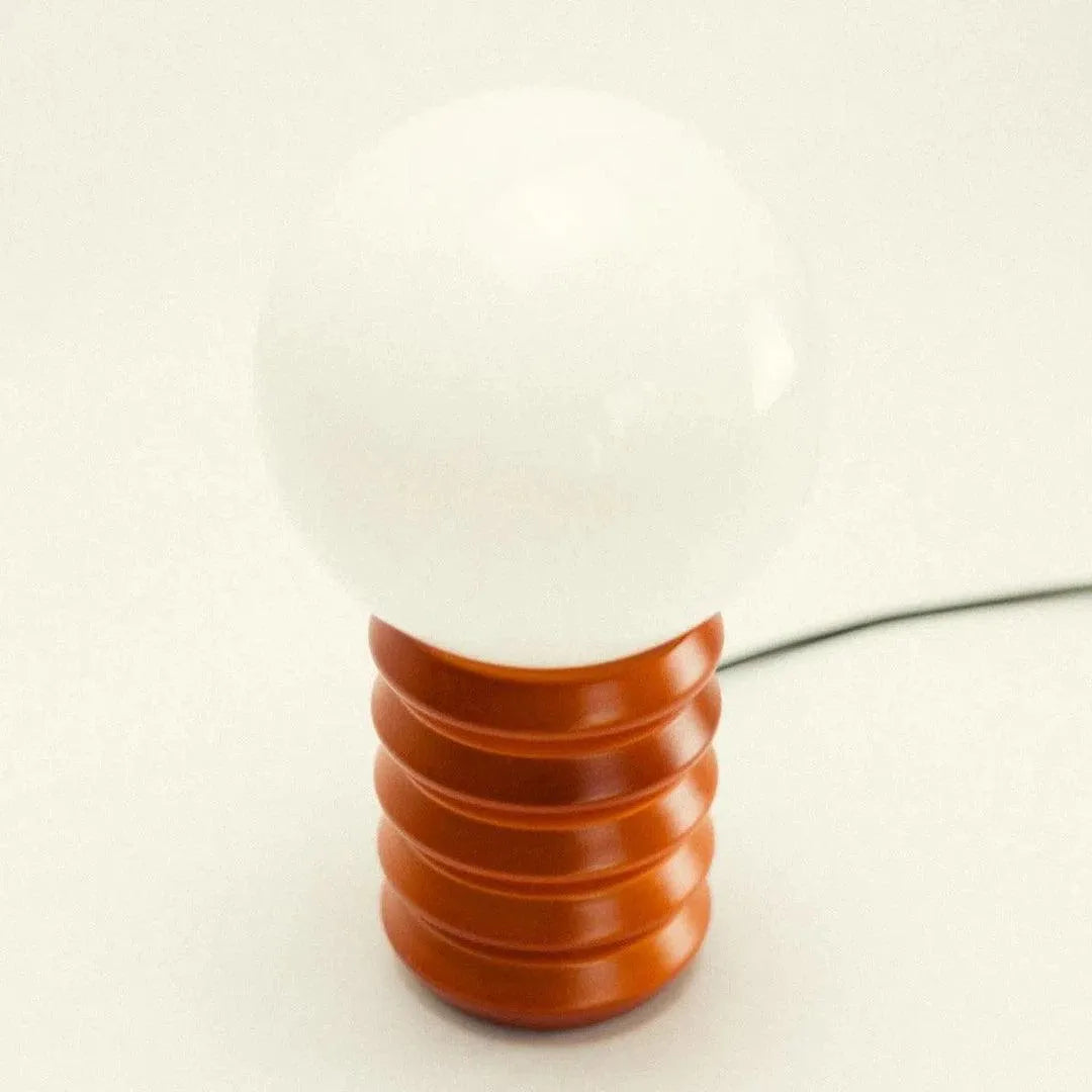 Lampa stołowa z drewna i ryflowanego szkła, retro, 28 cm, leśna zieleń i czerwień, szklana kula, nastrojowe oświetlenie | Sansoti