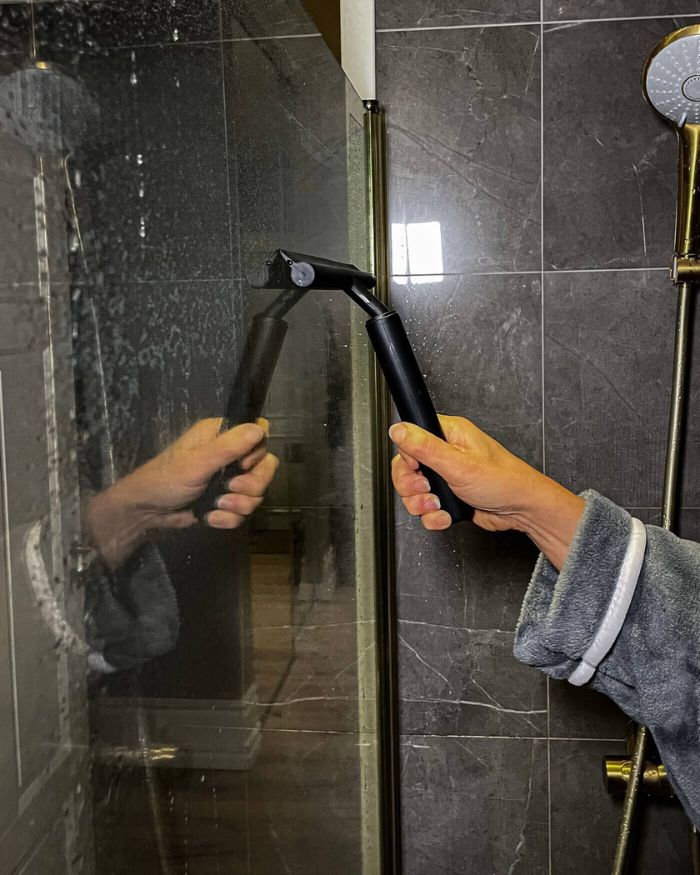 Extendable squeegee with telescopic handle for shower, bathroom and windows - streak-free cleaning, extends to 107 cm | Sansoti