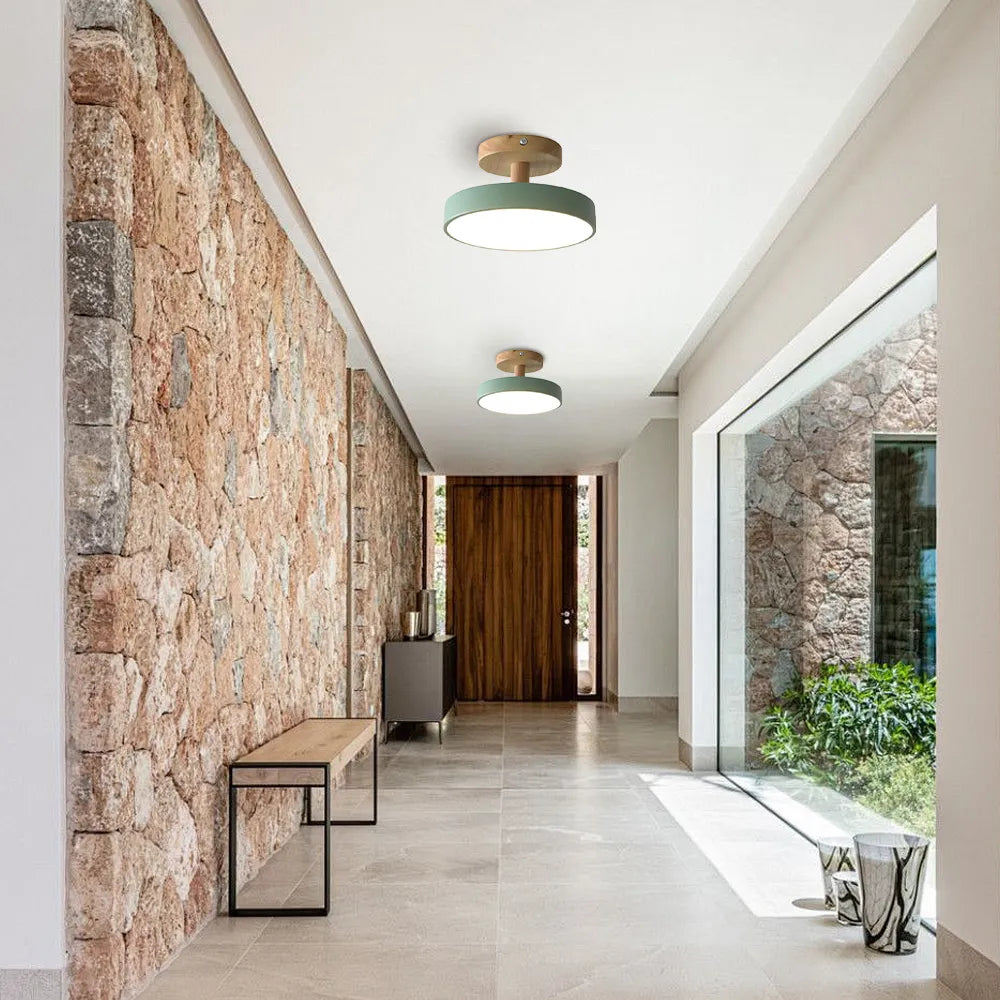 Plafón de madera natural y pantalla en tonos pastel | Diseño escandinavo moderno para dormitorio y salón | Sansoti