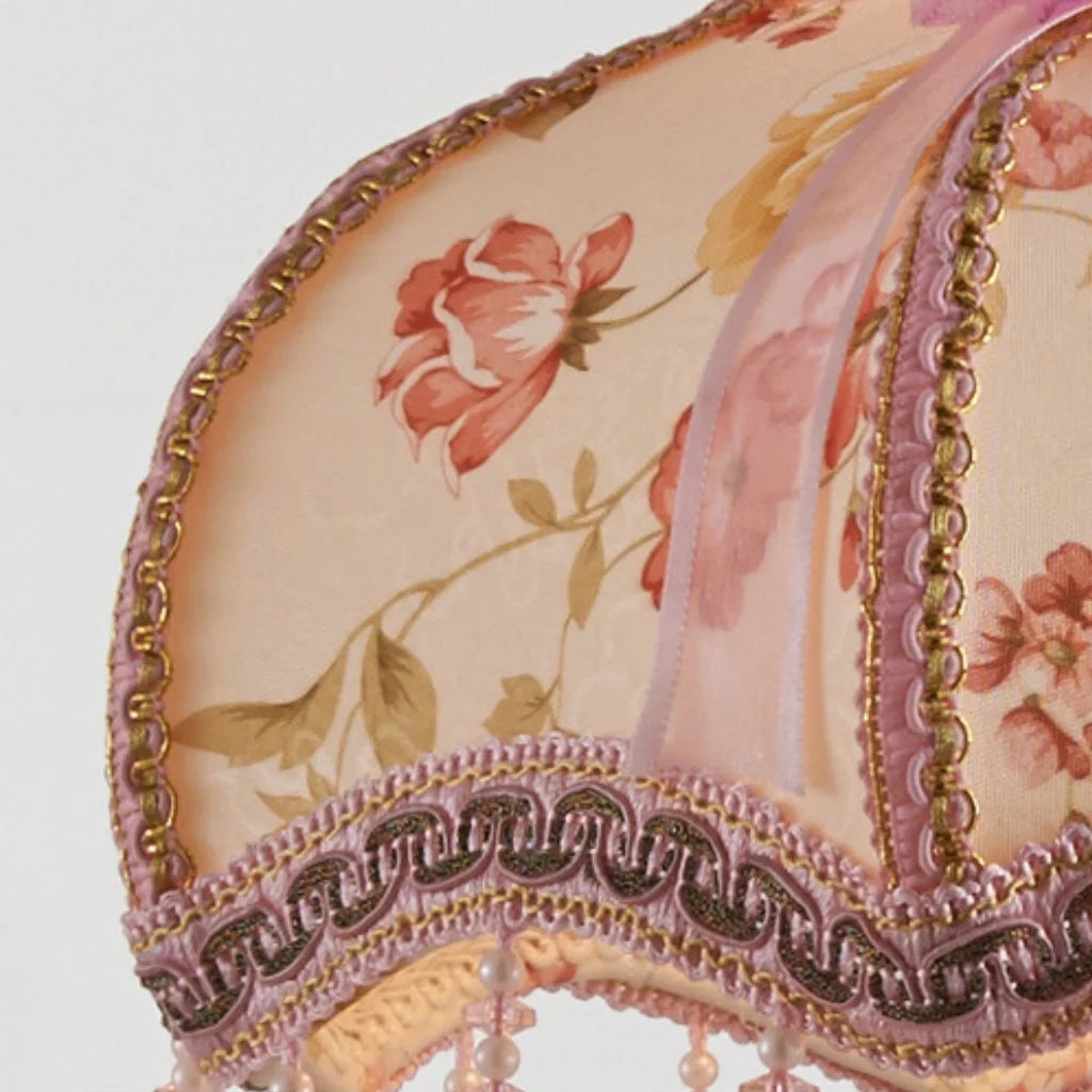 Romantische Tischlampe mit Stoffschirm und Perlen – elegante dekorative Nachttischlampe mit Spitze und Rosenmotiv – klassisch vintage Stimmungslicht für Schlafzimmer und Wohnzimmer | Sansoti