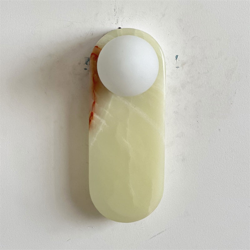 Luksusowa lampa ścienna z jadeitu lub marmuru ze szklanym kloszem – oświetlenie designerskie w stylu mid-century do sypialni i przedpokoju | Sansoti