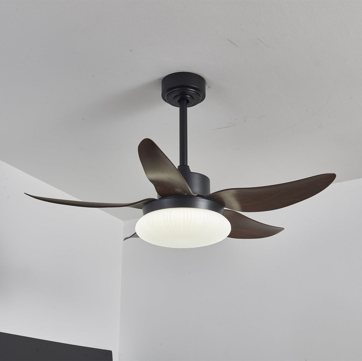 Moderner Deckenventilator mit Beleuchtung und Fernbedienung Holzdesign 106 cm | Sansoti