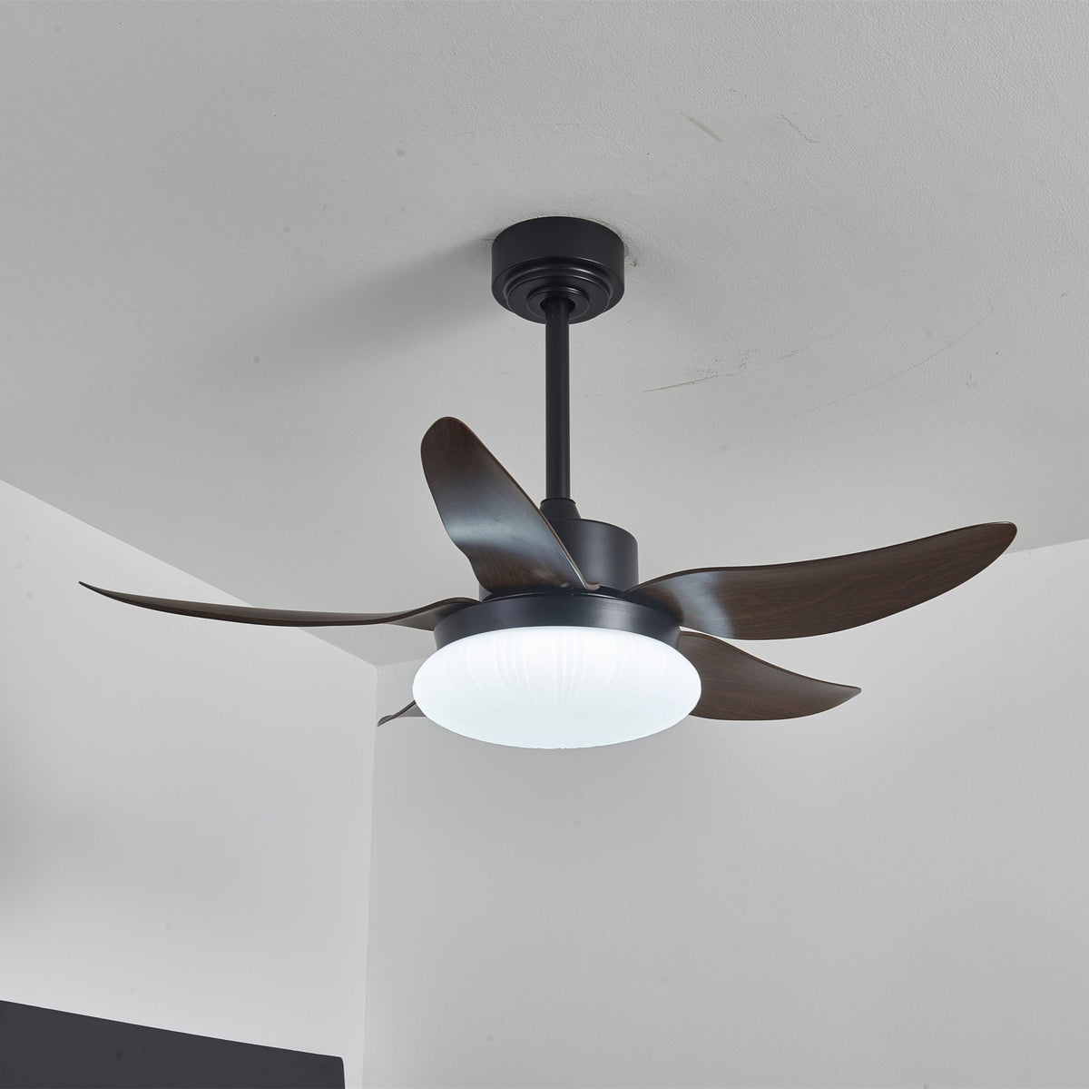 Moderner Deckenventilator mit Beleuchtung und Fernbedienung Holzdesign 106 cm | Sansoti