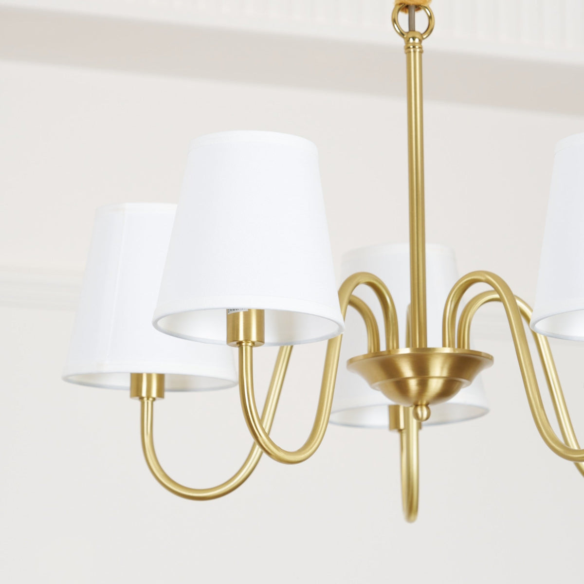 Klassischer Stoff-Kronleuchter mit Messingrahmen, mehreren Leuchtstellen und elegantem weißen Design für das Wohnzimmer | Sansoti