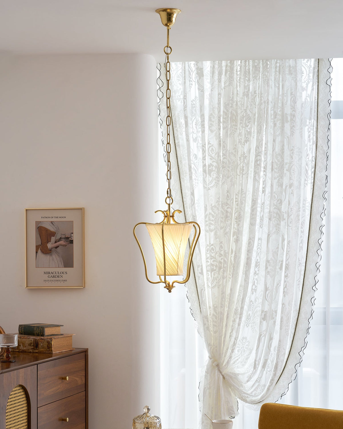 Vintage Hanglamp met Messing Afwerking en Plooistof Kap – Warm Lantaarnontwerp voor Keuken en Hal | Sansoti