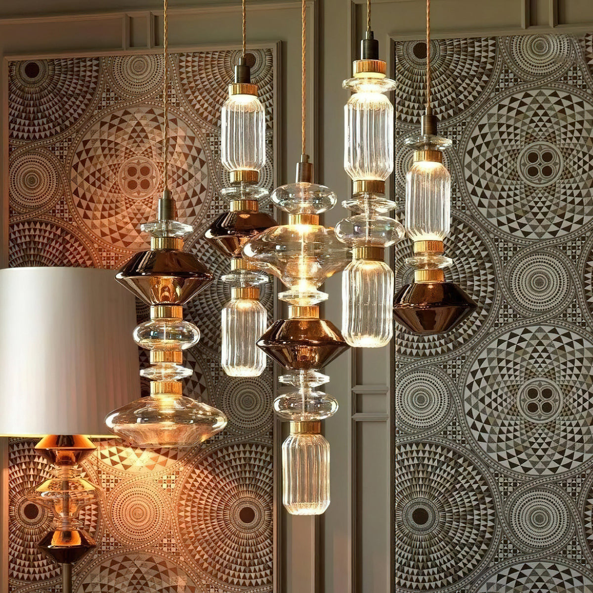 Glas-Hängelampe mit Kupfer-Finish und eleganter Kugelform für Wohn- und Esszimmer | Sansoti