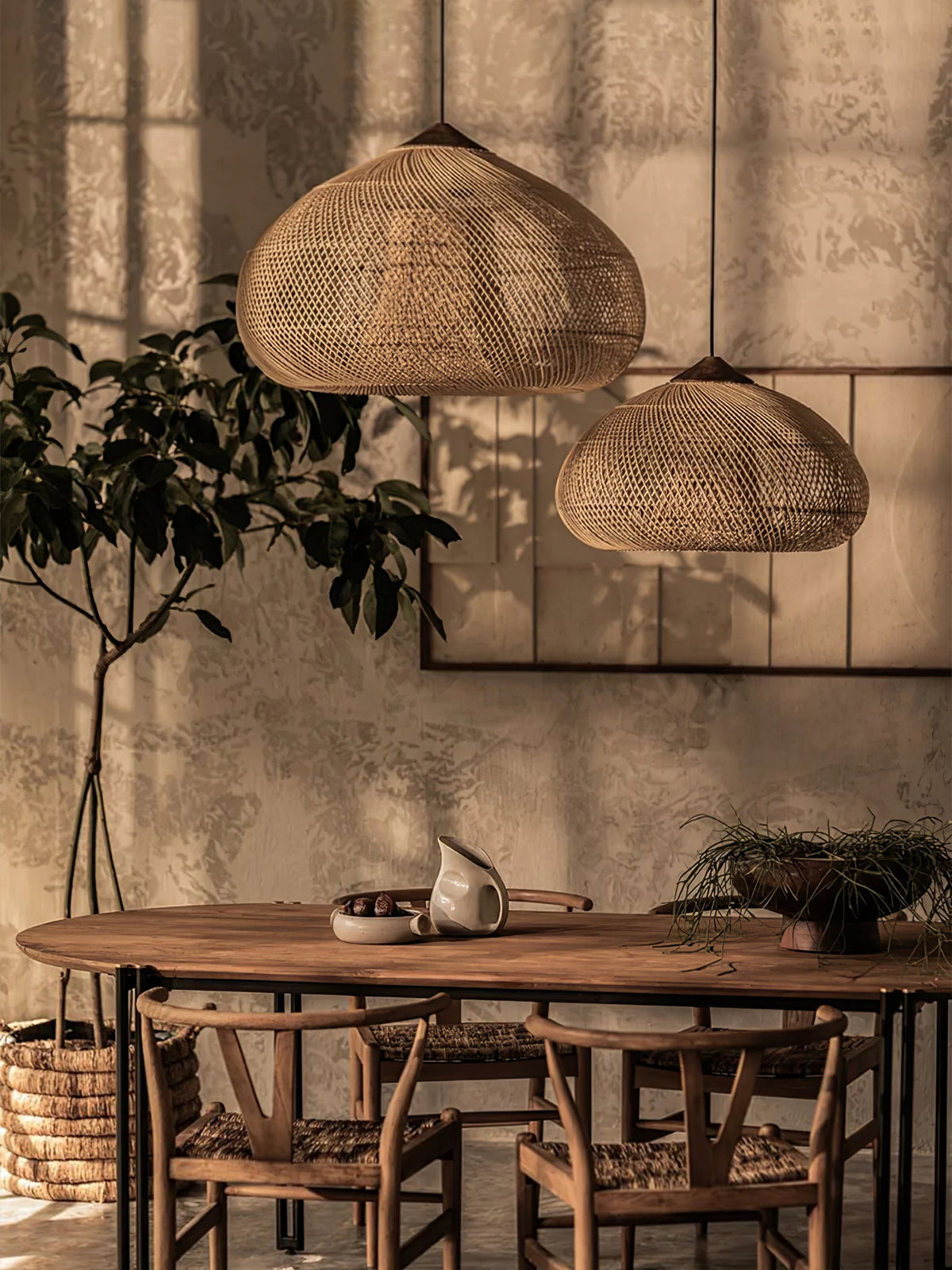 Handgeflochtene Rattan-Hängeleuchte – Javanische Flechtkunst in 4 Formen und 3 Größen – Naturfarbenes oder schwarzes Rattan – E26/E27-Fassung – Skandinavische Wohnbeleuchtung | Sansoti