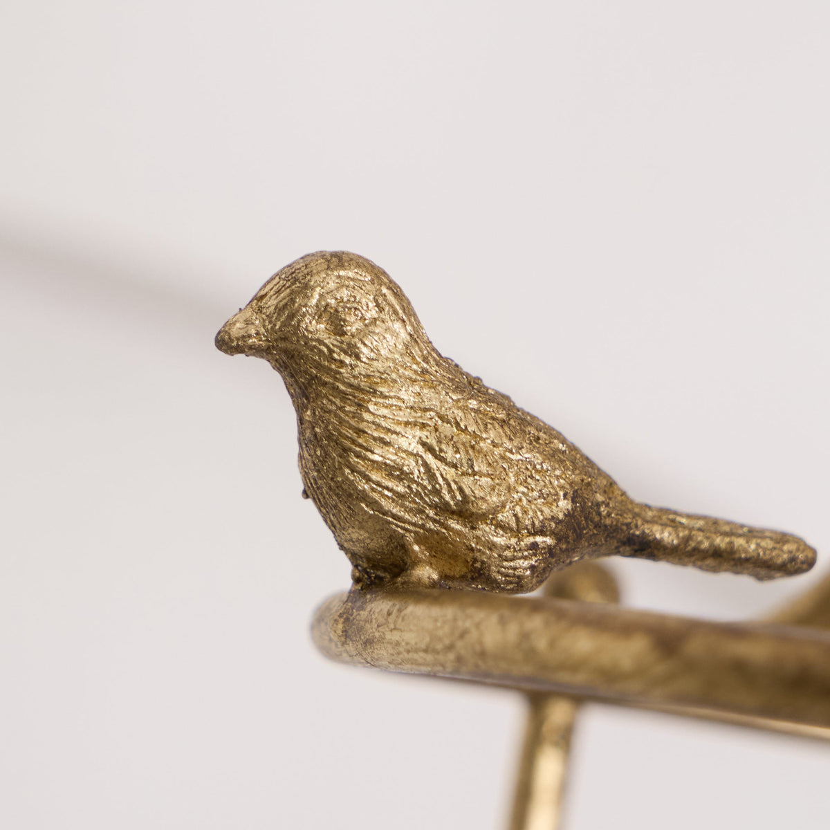 Lámpara colgante barroca tipo farol con detalles de pájaros y hojas – lámpara de techo clásica de 3 luces en dorado o bronce | Sansoti