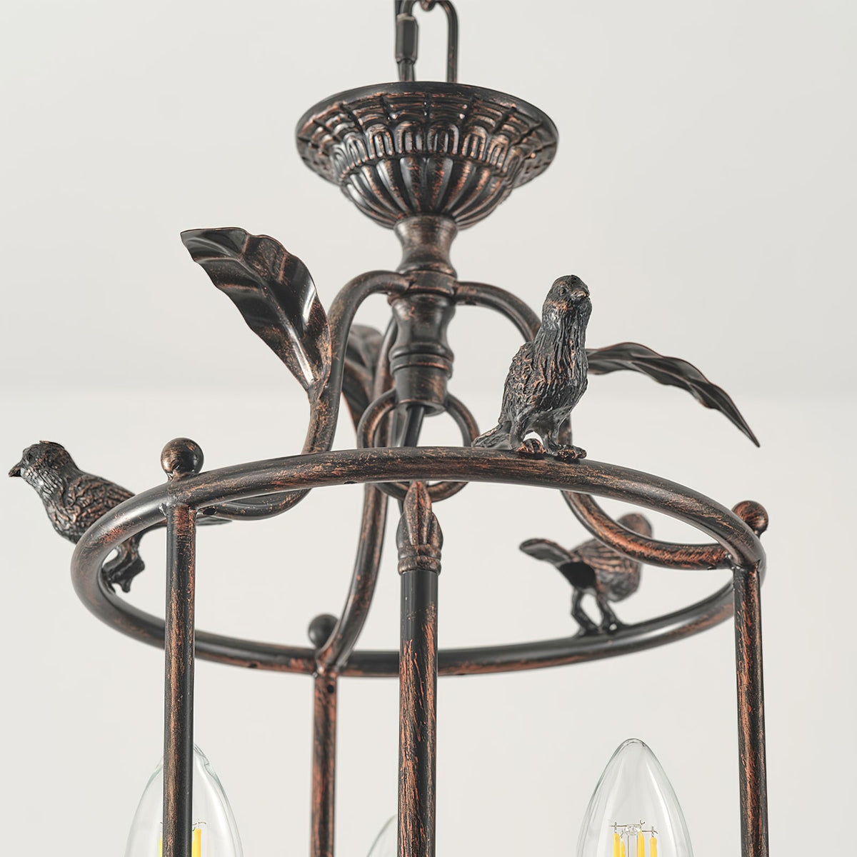 Lámpara colgante barroca tipo farol con detalles de pájaros y hojas – lámpara de techo clásica de 3 luces en dorado o bronce | Sansoti