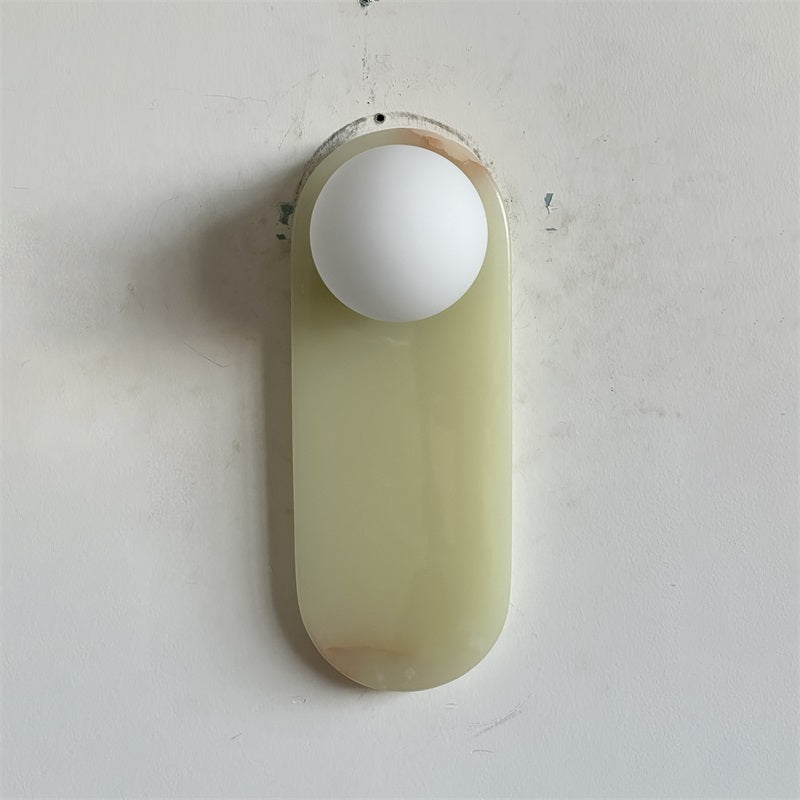 Luksusowa lampa ścienna z jadeitu lub marmuru ze szklanym kloszem – oświetlenie designerskie w stylu mid-century do sypialni i przedpokoju | Sansoti