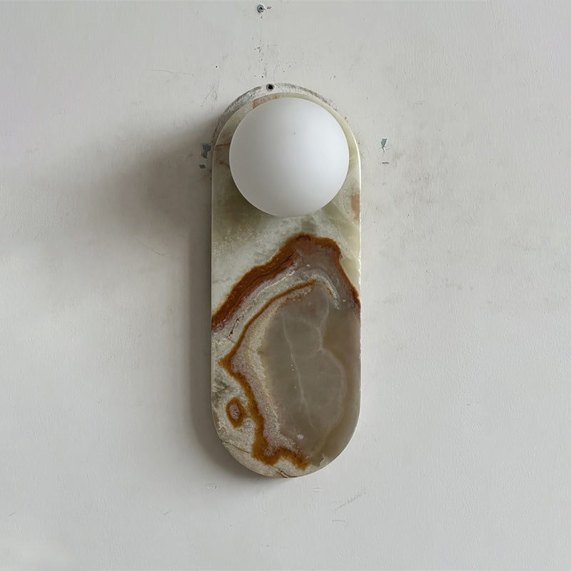 Luksusowa lampa ścienna z jadeitu lub marmuru ze szklanym kloszem – oświetlenie designerskie w stylu mid-century do sypialni i przedpokoju | Sansoti