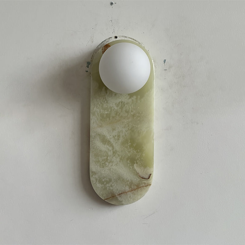 Luksusowa lampa ścienna z jadeitu lub marmuru ze szklanym kloszem – oświetlenie designerskie w stylu mid-century do sypialni i przedpokoju | Sansoti
