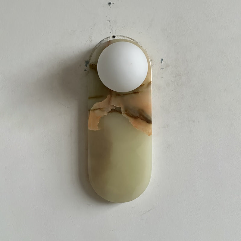Luksusowa lampa ścienna z jadeitu lub marmuru ze szklanym kloszem – oświetlenie designerskie w stylu mid-century do sypialni i przedpokoju | Sansoti