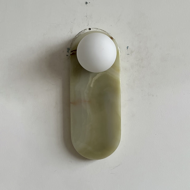 Luksusowa lampa ścienna z jadeitu lub marmuru ze szklanym kloszem – oświetlenie designerskie w stylu mid-century do sypialni i przedpokoju | Sansoti