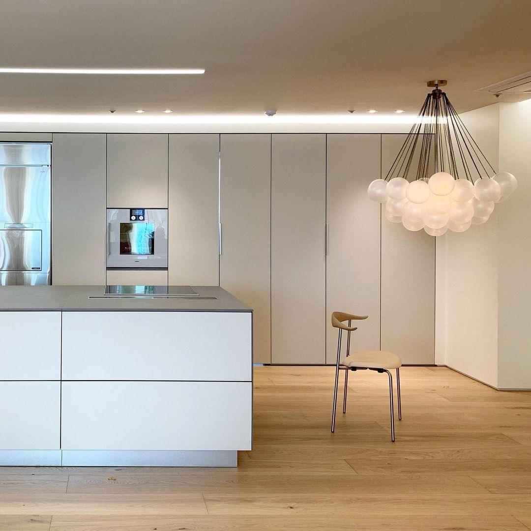 Handgefertigter gläserner Kugel-Kandelaber mit natürlicher Lichtstreuung – Elegante Glastechnik des 19. Jahrhunderts für eine warme Atmosphäre | Sansoti