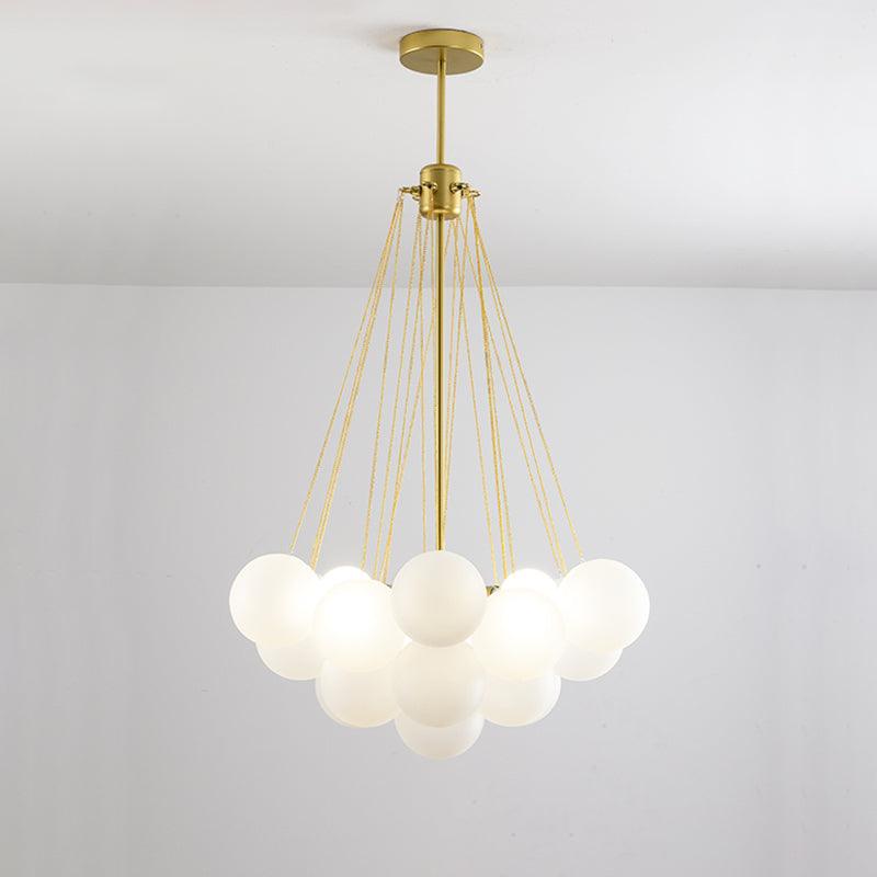Handgefertigter gläserner Kugel-Kandelaber mit natürlicher Lichtstreuung – Elegante Glastechnik des 19. Jahrhunderts für eine warme Atmosphäre | Sansoti