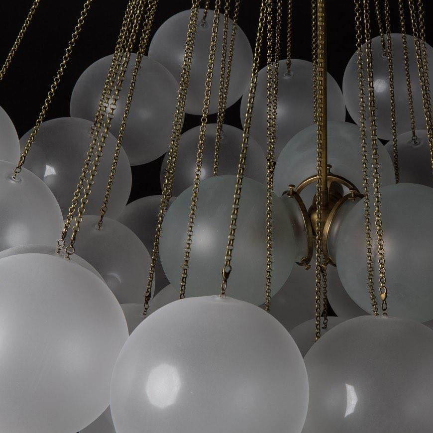 Handgefertigter gläserner Kugel-Kandelaber mit natürlicher Lichtstreuung – Elegante Glastechnik des 19. Jahrhunderts für eine warme Atmosphäre | Sansoti