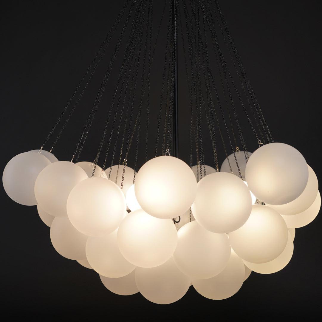 Handgefertigter gläserner Kugel-Kandelaber mit natürlicher Lichtstreuung – Elegante Glastechnik des 19. Jahrhunderts für eine warme Atmosphäre | Sansoti