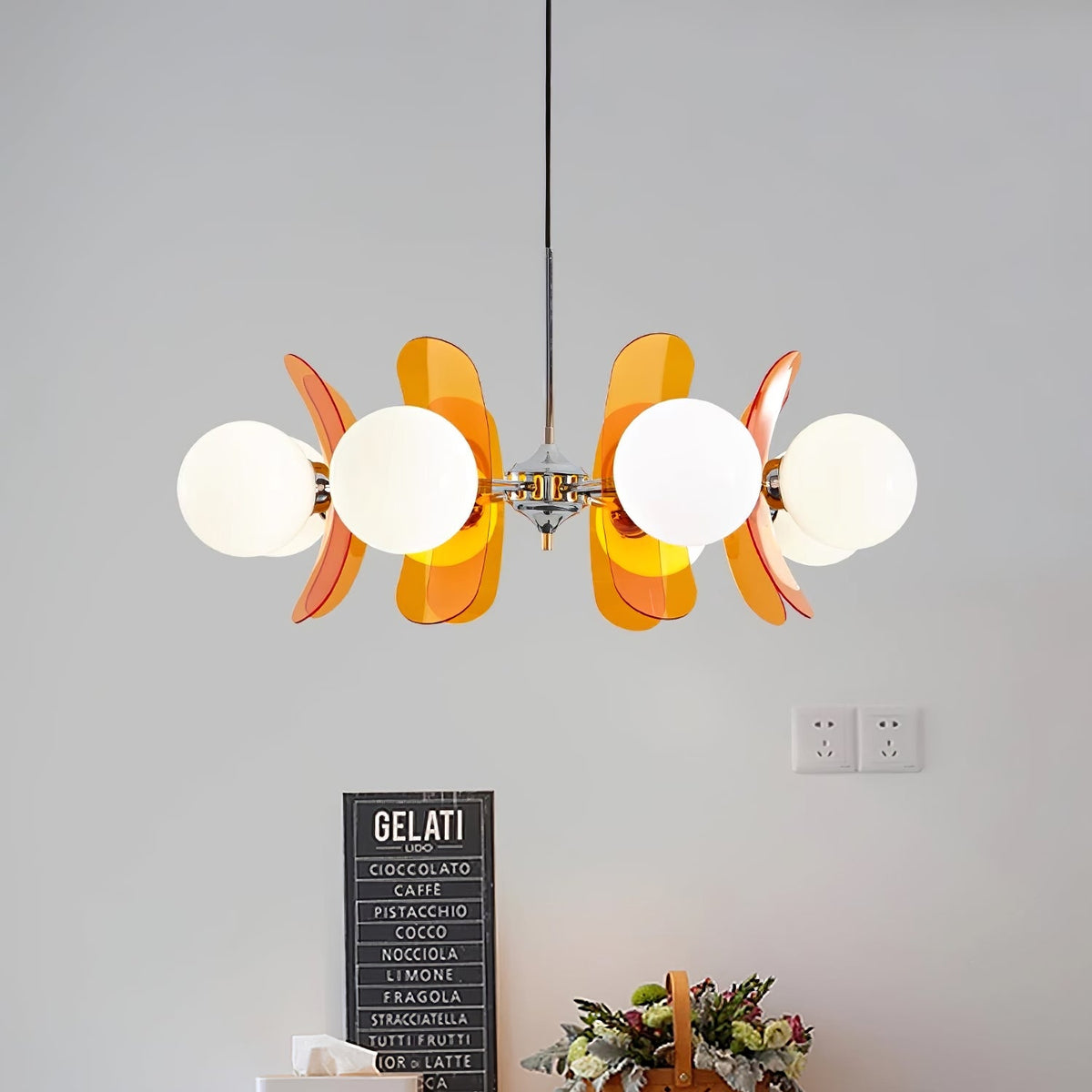 Moderner Sputnik-Kronleuchter mit farbigen Acrylelementen und weißen Glaskugeln – Design-Hängeleuchte mit mehreren Lichtpunkten | Sansoti