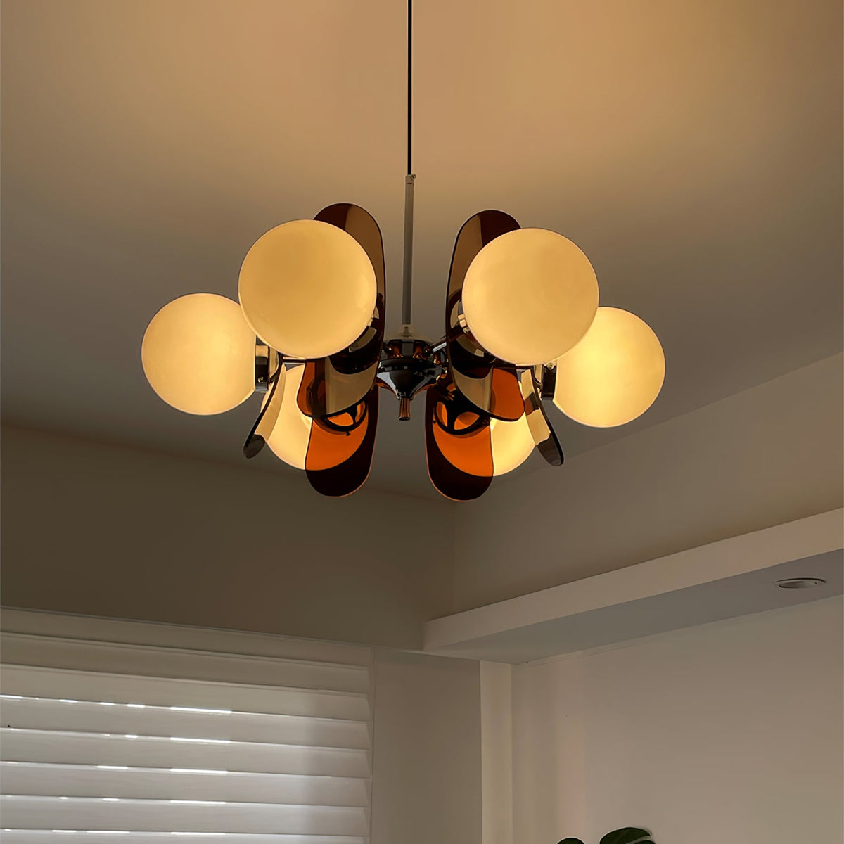 Moderner Sputnik-Kronleuchter mit farbigen Acrylelementen und weißen Glaskugeln – Design-Hängeleuchte mit mehreren Lichtpunkten | Sansoti