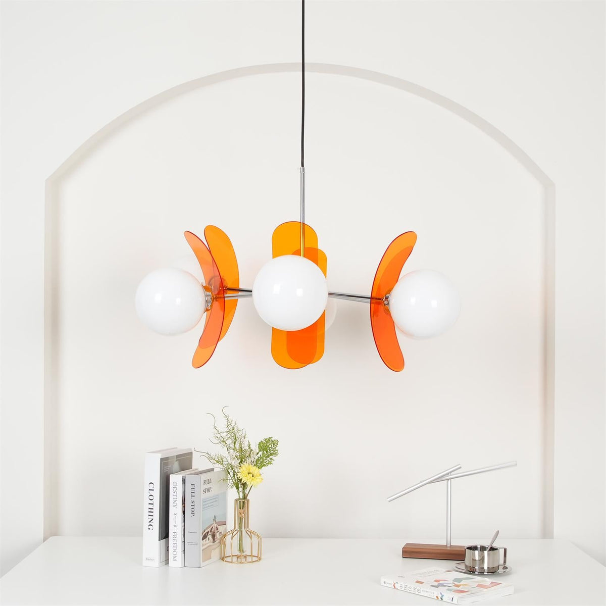 Moderner Sputnik-Kronleuchter mit farbigen Acrylelementen und weißen Glaskugeln – Design-Hängeleuchte mit mehreren Lichtpunkten | Sansoti