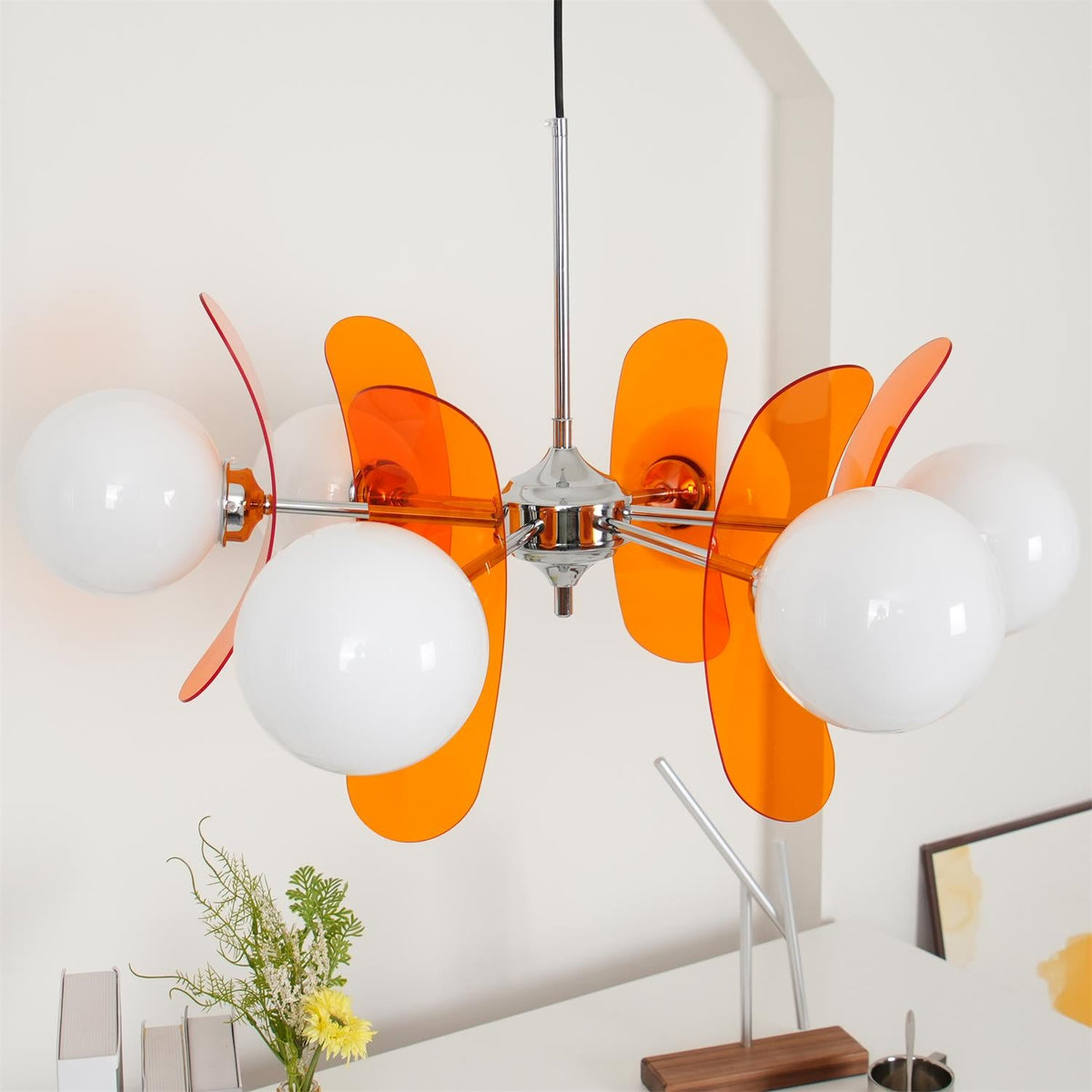 Moderner Sputnik-Kronleuchter mit farbigen Acrylelementen und weißen Glaskugeln – Design-Hängeleuchte mit mehreren Lichtpunkten | Sansoti