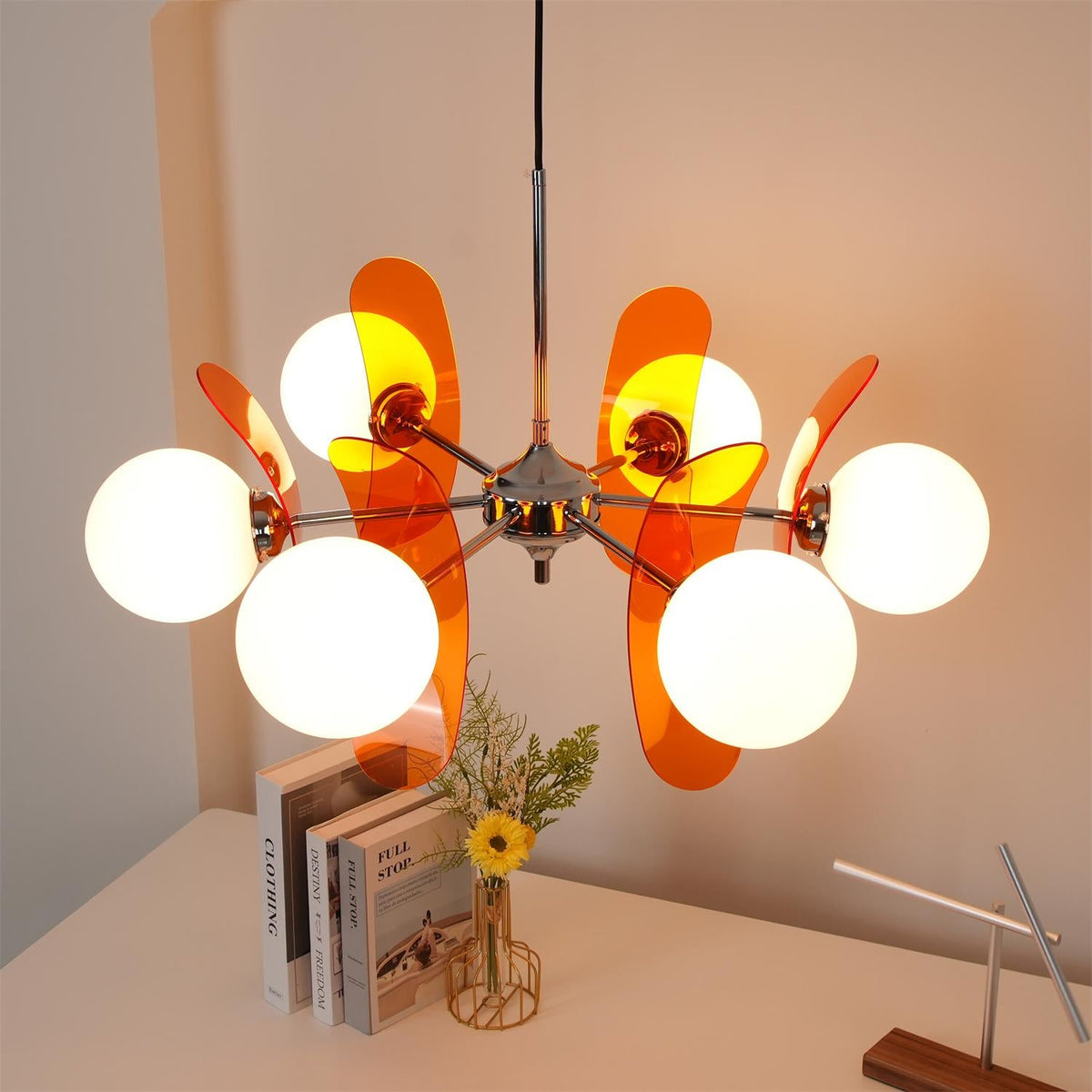 Moderner Sputnik-Kronleuchter mit farbigen Acrylelementen und weißen Glaskugeln – Design-Hängeleuchte mit mehreren Lichtpunkten | Sansoti