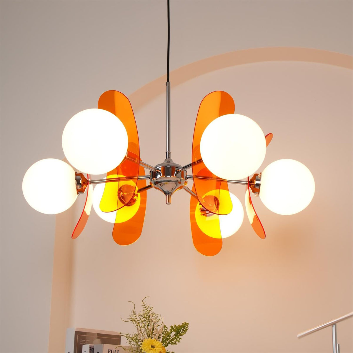 Moderner Sputnik-Kronleuchter mit farbigen Acrylelementen und weißen Glaskugeln – Design-Hängeleuchte mit mehreren Lichtpunkten | Sansoti