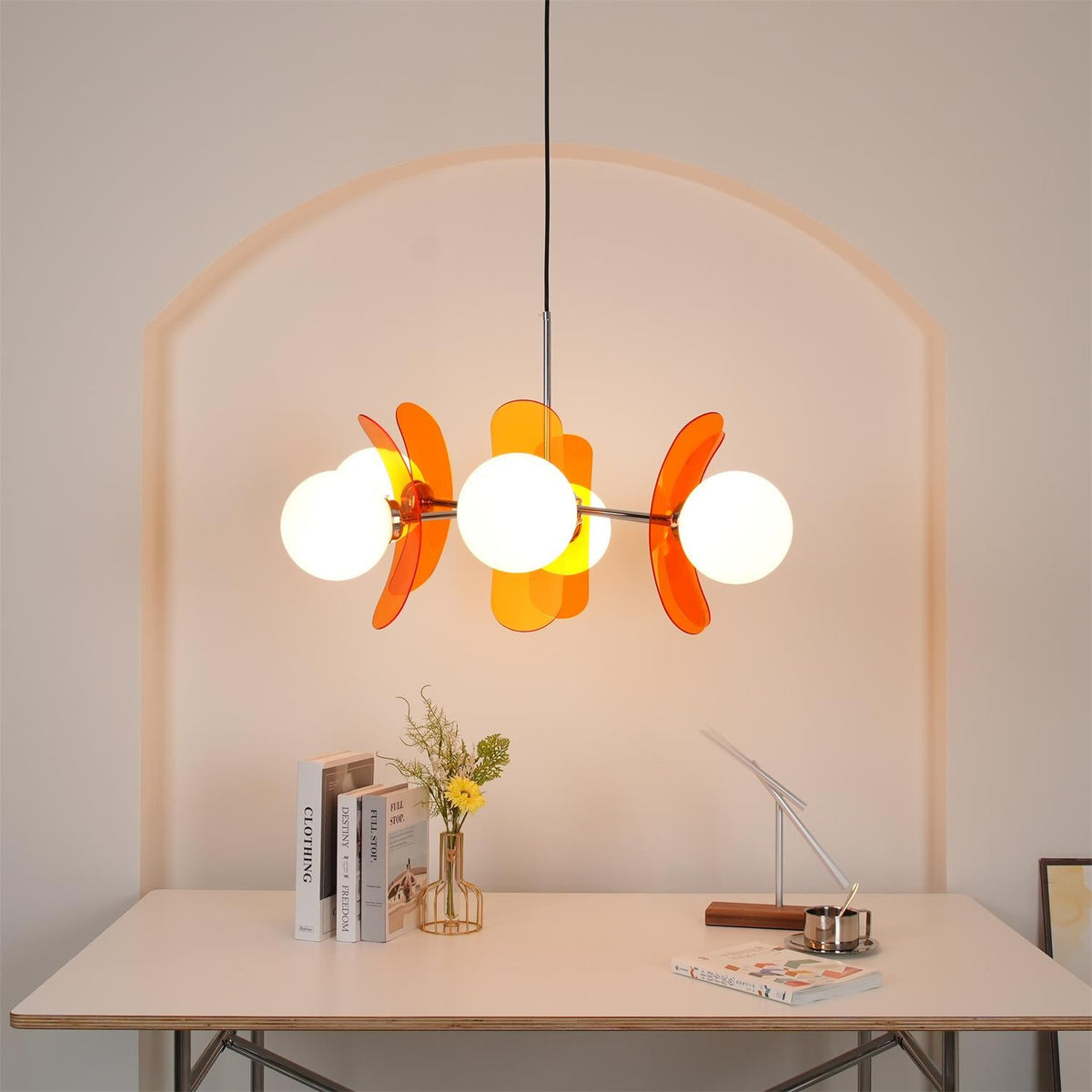 Moderner Sputnik-Kronleuchter mit farbigen Acrylelementen und weißen Glaskugeln – Design-Hängeleuchte mit mehreren Lichtpunkten | Sansoti
