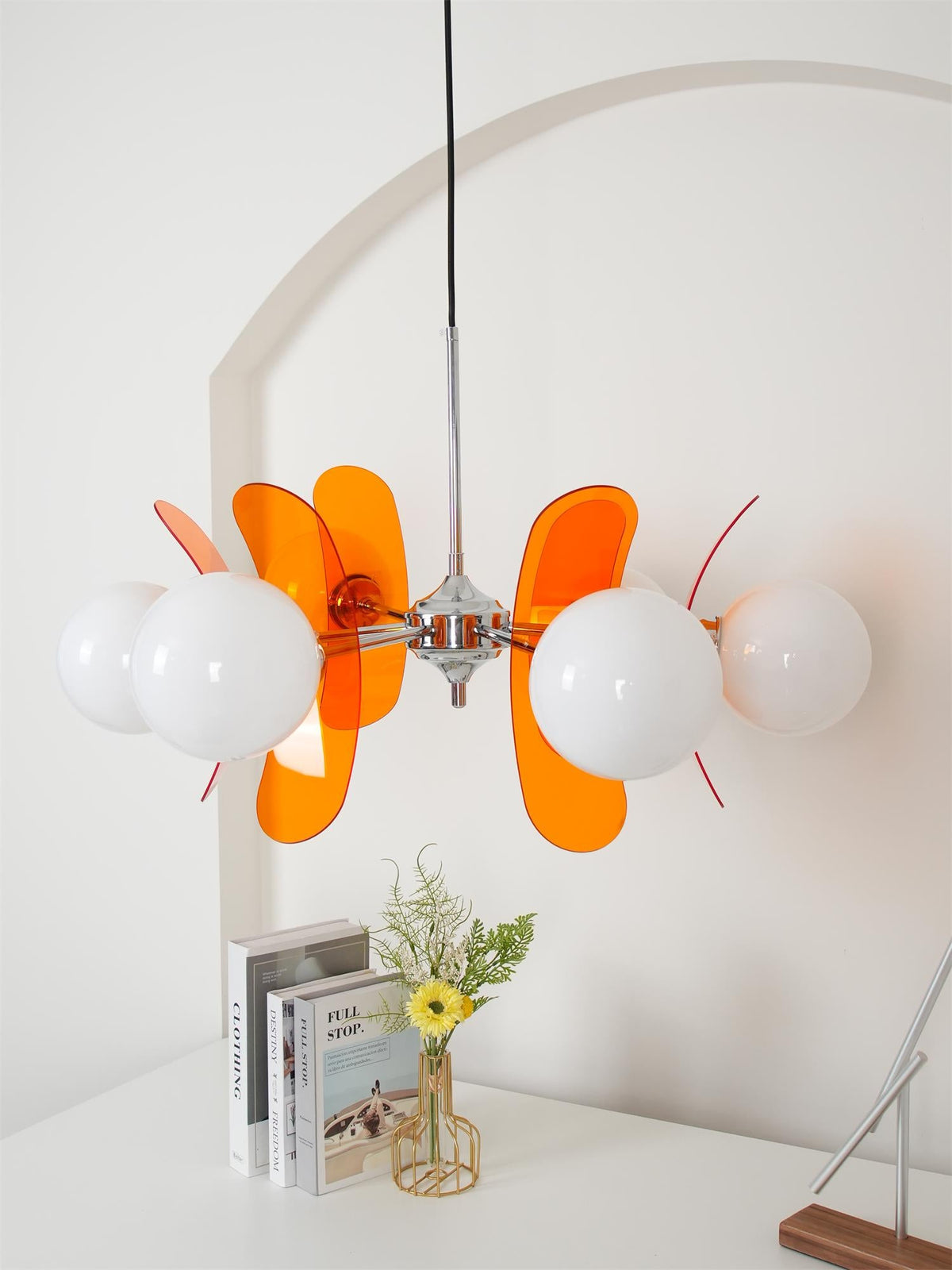 Moderner Sputnik-Kronleuchter mit farbigen Acrylelementen und weißen Glaskugeln – Design-Hängeleuchte mit mehreren Lichtpunkten | Sansoti
