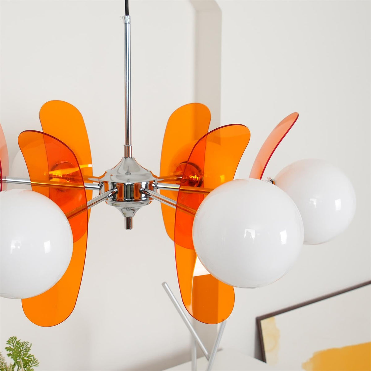 Moderner Sputnik-Kronleuchter mit farbigen Acrylelementen und weißen Glaskugeln – Design-Hängeleuchte mit mehreren Lichtpunkten | Sansoti