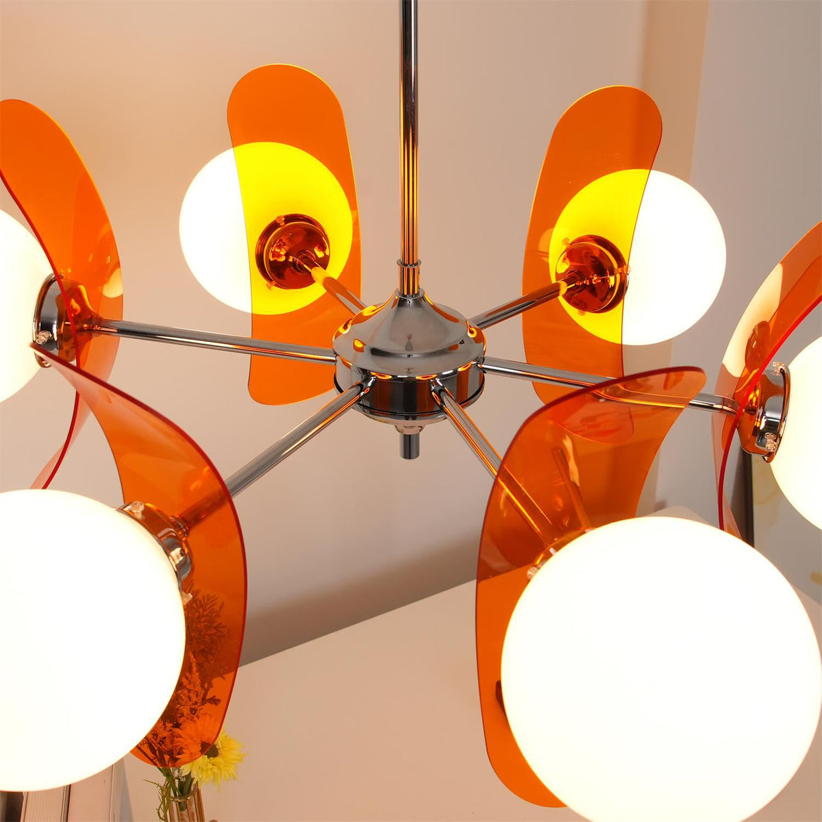 Moderner Sputnik-Kronleuchter mit farbigen Acrylelementen und weißen Glaskugeln – Design-Hängeleuchte mit mehreren Lichtpunkten | Sansoti