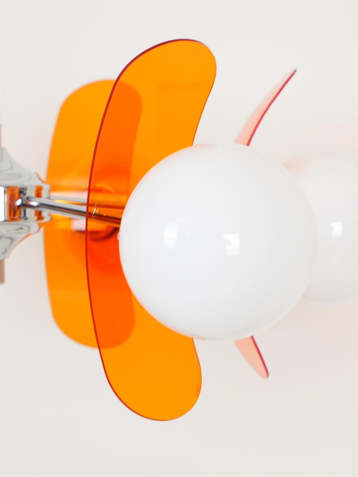 Moderner Sputnik-Kronleuchter mit farbigen Acrylelementen und weißen Glaskugeln – Design-Hängeleuchte mit mehreren Lichtpunkten | Sansoti