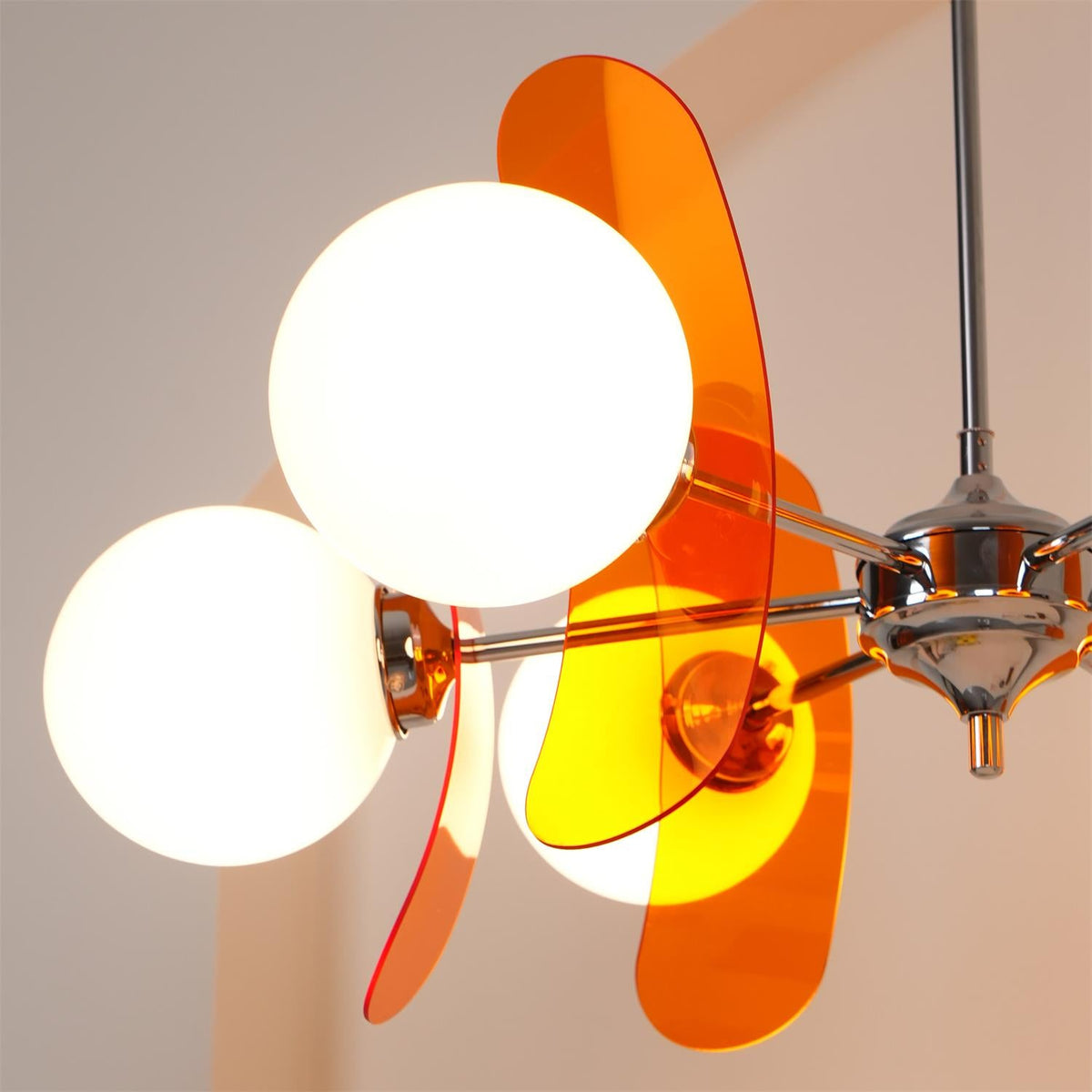 Moderner Sputnik-Kronleuchter mit farbigen Acrylelementen und weißen Glaskugeln – Design-Hängeleuchte mit mehreren Lichtpunkten | Sansoti