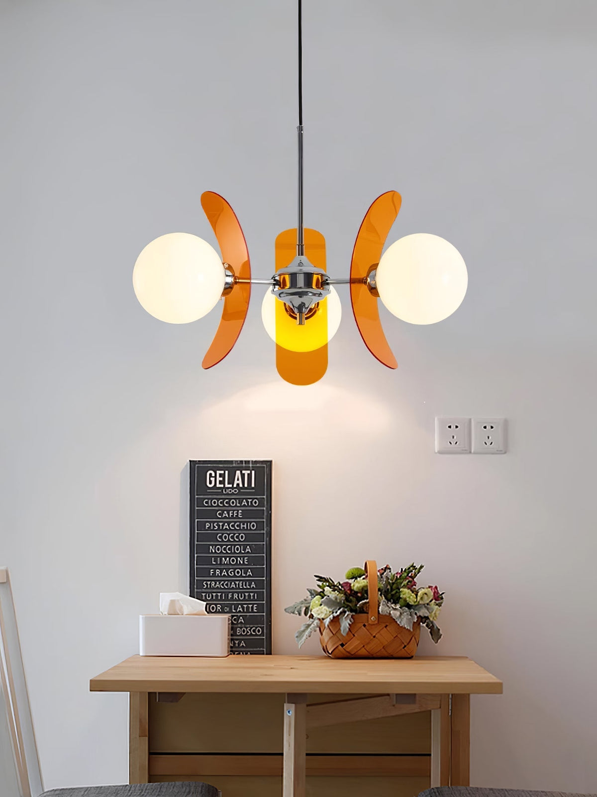 Moderner Sputnik-Kronleuchter mit farbigen Acrylelementen und weißen Glaskugeln – Design-Hängeleuchte mit mehreren Lichtpunkten | Sansoti