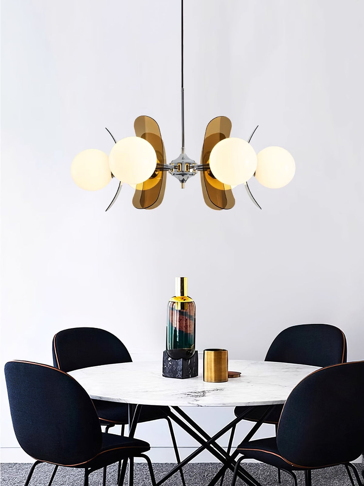 Moderner Sputnik-Kronleuchter mit farbigen Acrylelementen und weißen Glaskugeln – Design-Hängeleuchte mit mehreren Lichtpunkten | Sansoti