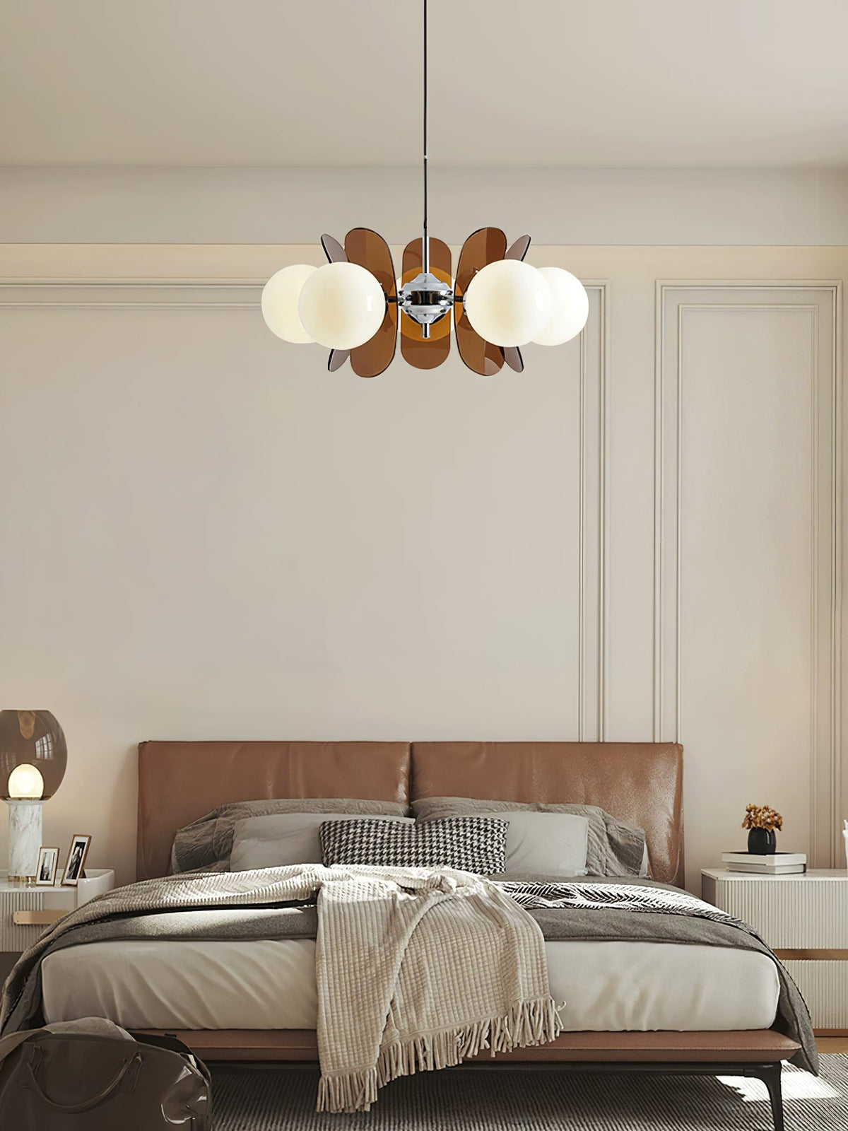 Moderner Sputnik-Kronleuchter mit farbigen Acrylelementen und weißen Glaskugeln – Design-Hängeleuchte mit mehreren Lichtpunkten | Sansoti